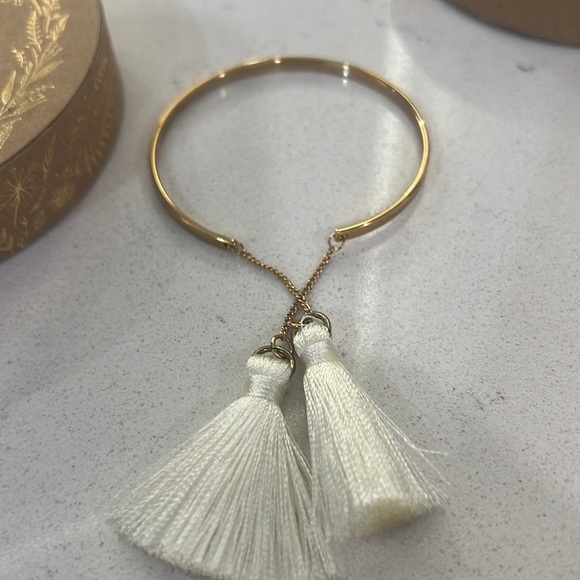 🐿️ 5 for $20 (any jewelry w squirrel)
Gold Bangle w Ivory Tassels about 5 1/2-6 - Picture 4 of 7